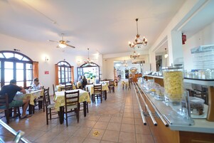 Café da manhã com buffet grátis todos os dias