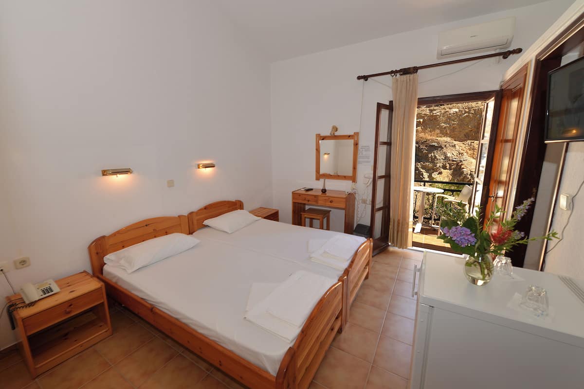 ダブルまたはツインルーム マウンテンビュー | デスク、遮光カーテン、アイロン / アイロン台、ベビーベッド (無料)