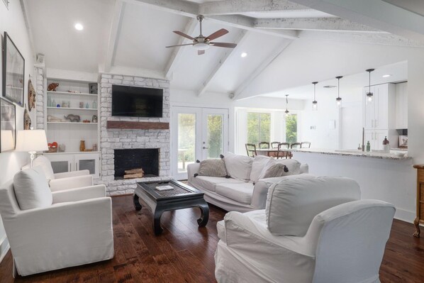 Smart TV, chimenea, libros