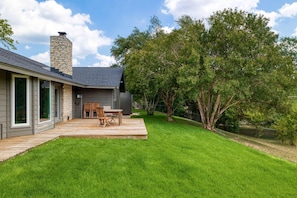 Outdoor dining - 3/2 family home with garage and huge yard (Austin)