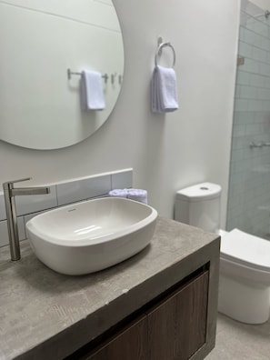 Dusche, Haartrockner, Handtücher, Seife