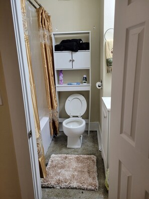 Serviettes fournies, savon, papier de toilette