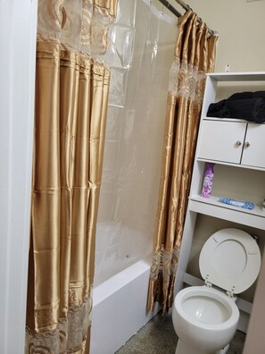Toallas, jabón, papel de baño 