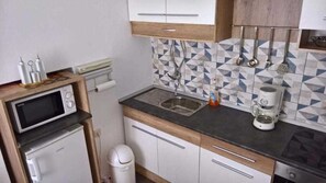 Mikrobølgeovn, kogeplade, kaffe-/temaskine, brødrister