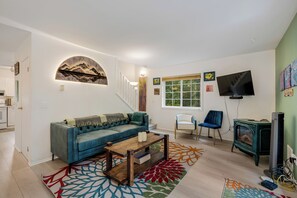 Smart TV, fireplace - Idlyllic riverfront 2-bed cabin with hot-tub close to Stevens Pass and hiking (Gold Bar)