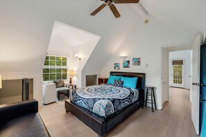 2 bedrooms, iron/ironing board, WiFi, bed sheets - Idlyllic riverfront 2-bed cabin with hot-tub close to Stevens Pass and hiking (Gold Bar)