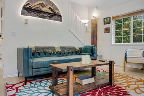 Smart TV, fireplace - Idlyllic riverfront 2-bed cabin with hot-tub close to Stevens Pass and hiking (Gold Bar)