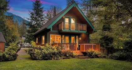Idlyllic riverfront 2-bed cabin with hot-tub close to Stevens Pass and hiking