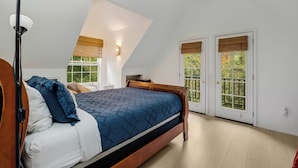 Ein Schlafzimmer mit einem Bett, einer Stehlampe und einem Deckenventilator.