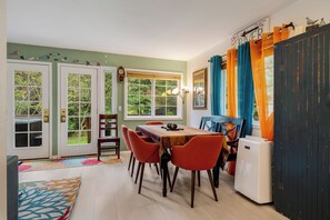 Dining - Idlyllic riverfront 2-bed cabin with hot-tub close to Stevens Pass and hiking (Gold Bar)