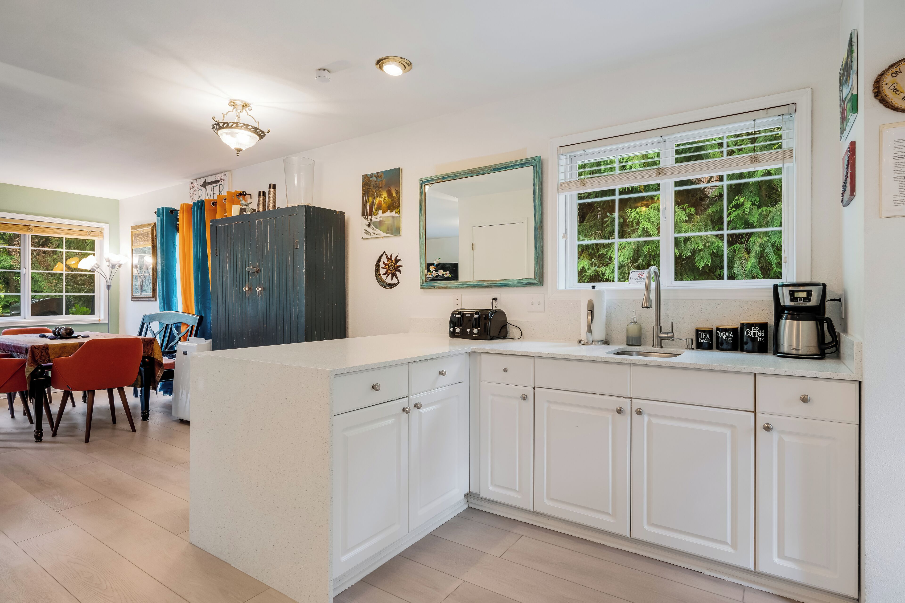 Mikrobølgeovn, ovn, kokeplater og oppvaskmaskin