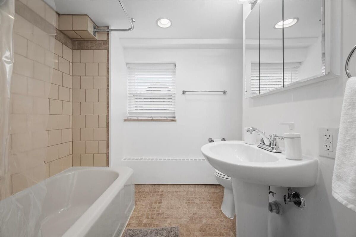 Une salle de bain moderne avec une baignoire, un lavabo et des toilettes.