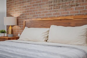 5 habitaciones, tabla de planchar con plancha y wifi gratis 