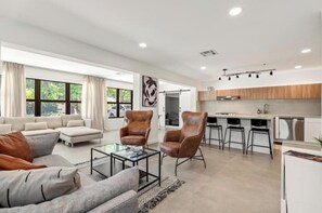 TV connectée, chaîne hi-fi, espaces bureaux