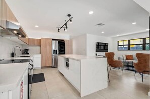 Frigorífico, microondas, horno y placa de cocina