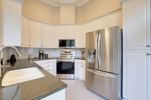 Fridge, microwave, oven, stovetop - Townhome w/ Patio < 5 Mi to UF Campus! (Gainesville)