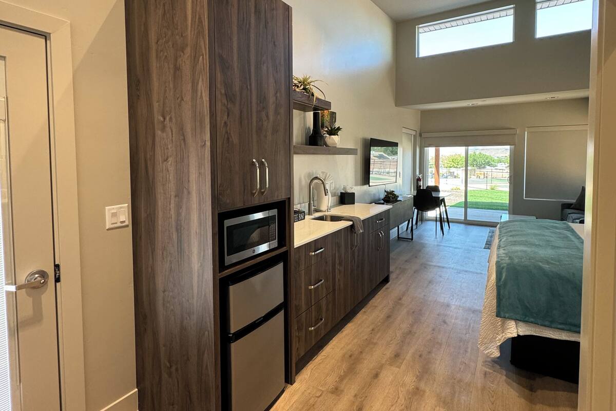 Luxury Cabin, Mountain View | Private kitchenette | Mini-fridge, microwave, cookware/dishes/utensils