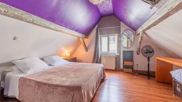 2 bedrooms, desk, iron/ironing board, free WiFi