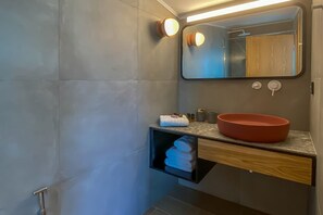 シャワー、タオル、石鹸、シャンプー