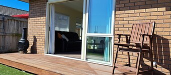 Papamoa Beach Warm Modern & Secure Local Apartment