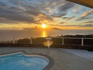 A pool with a view of the sunset over the ocean. - Ninamu Pearl  Guest House (Punaauia)