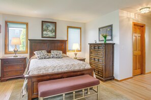 3 bedrooms, desk, iron/ironing board, WiFi - Unique Home w/ Beautiful Mtn Views! (Sequim)