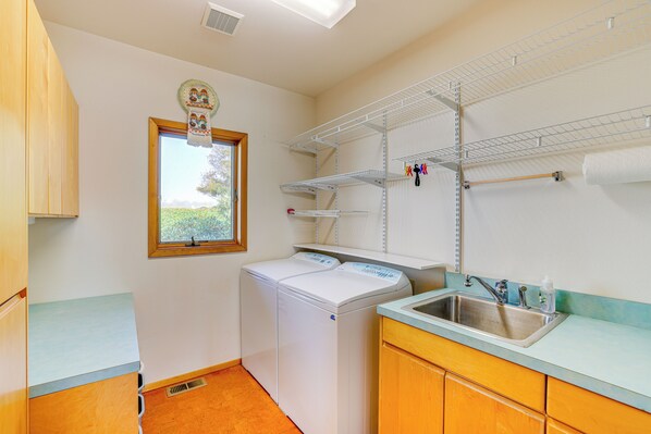 Interior - Unique Home w/ Beautiful Mtn Views! (Sequim)