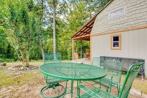 Outdoor dining - Creek Access, Fire Pit & Grill: Summerville Studio (Armuchee)