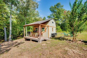 Exterior - Creek Access, Fire Pit & Grill: Summerville Studio (Armuchee)