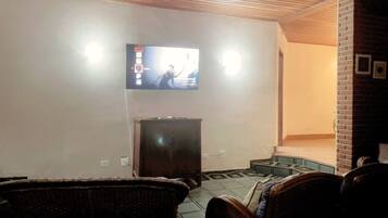 Standard House, Lanai, Pool View | Living room