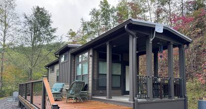 Charming Tiny Home with WiFi and AC in beautiful Cowee Valley Franklin Nc