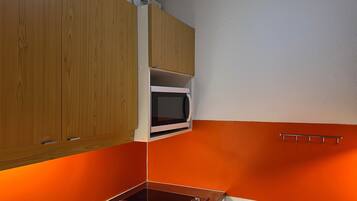 Réfrigérateur, micro-ondes, lave-vaisselle, grille-pain