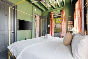 7 bedrooms, iron/ironing board, free WiFi, bed sheets - The Queen on King Street 7 Bedroom Duplex (Charleston)