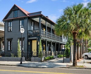 Exterior - The Queen on King Street Renovated 3 Bedroom Downstairs Unit (Charleston)