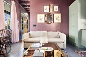 Smart TV - The Queen on King Street Renovated 3 Bedroom Downstairs Unit (Charleston)