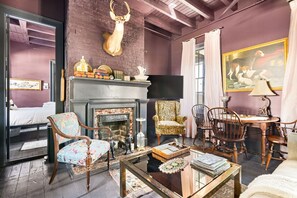 Smart TV - The Queen on King Street Renovated 3 Bedroom Downstairs Unit (Charleston)