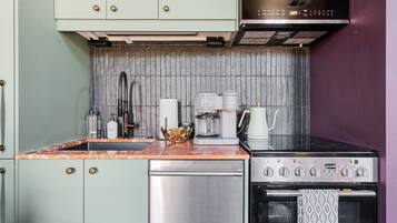 ثلاجة، فرن، موقد طهي مسطح، غسالة أطباق