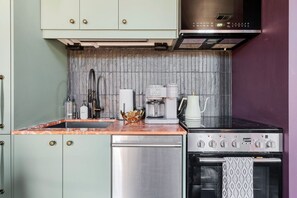 Fridge, oven, stovetop, dishwasher