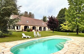 Una piscina al aire libre, una piscina climatizada