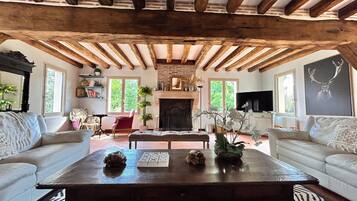 Télévision, baby-foot, livres, imprimantes