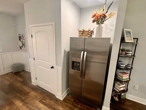 Interior - Cozy Cottage Near Beaches sleeps 4 (Long Beach)