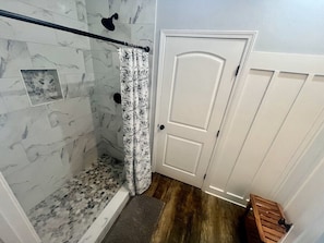 Hair dryer, towels, soap, toilet paper - Cozy Cottage Near Beaches sleeps 4 (Long Beach)