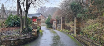 3 bedroom 18th century old school house in ironbridge amongst the many museums,