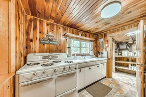 Een koelkast, een magnetron, een kookplaat