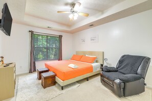 4 bedrooms, iron/ironing board, travel cot, Internet - Home w/ Dog-Friendly Yard in Quiet Atlanta Suburb (Hampton)