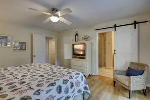 3 bedrooms, desk, iron/ironing board, free WiFi