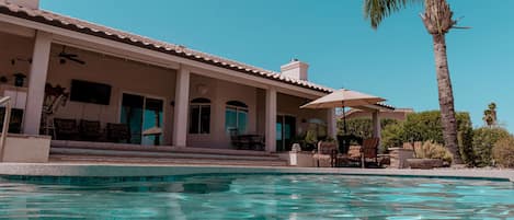 Una piscina al aire libre, una piscina climatizada