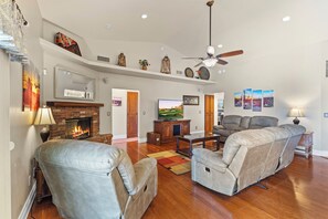 Smart TV, chimenea, monitor de computadora y impresora