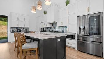 Jääkaappi, mikroaaltouuni, liesi, astianpesukone