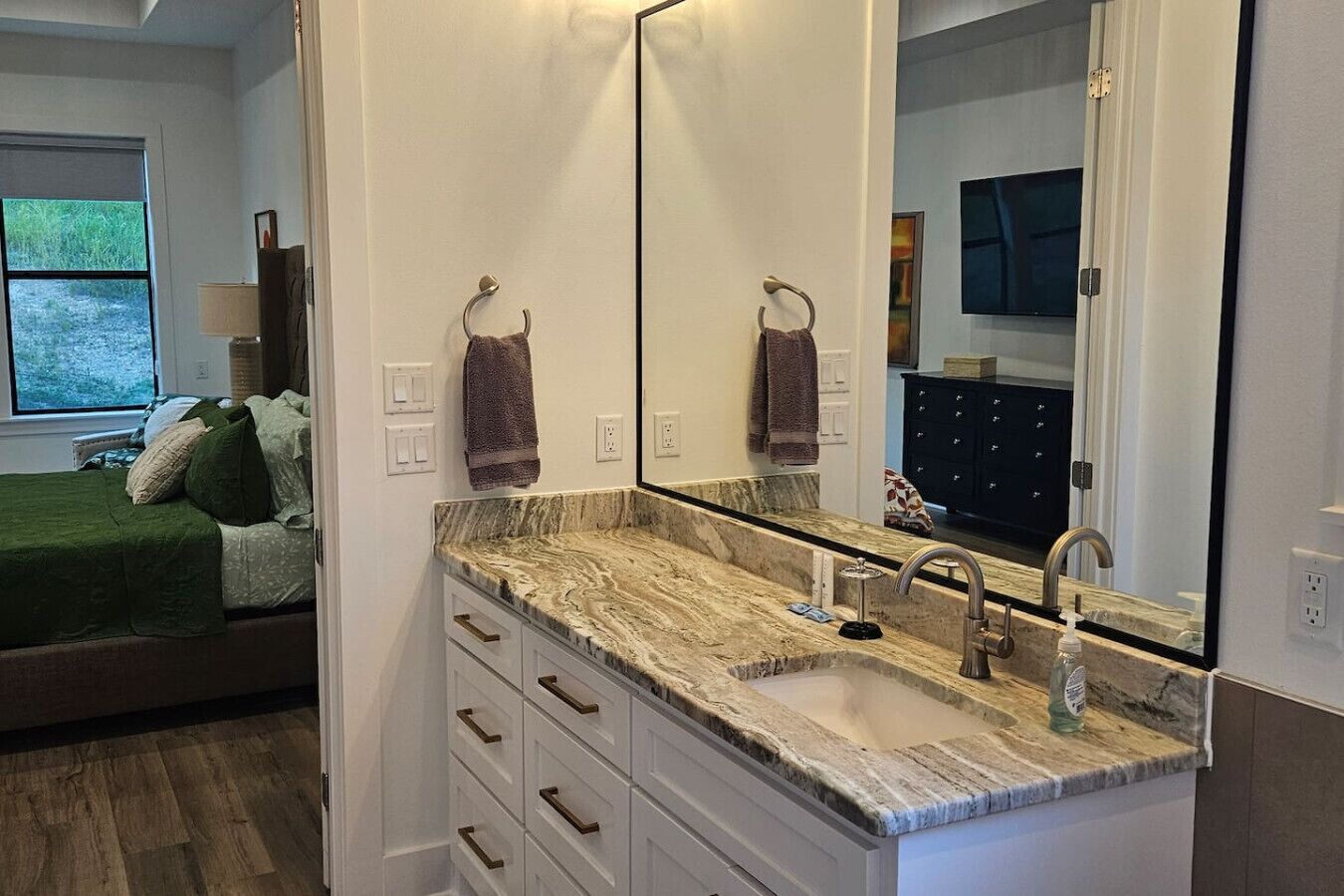 3 makuuhuonetta, silitysrauta/-lauta, Wi-Fi, vuodevaatteet